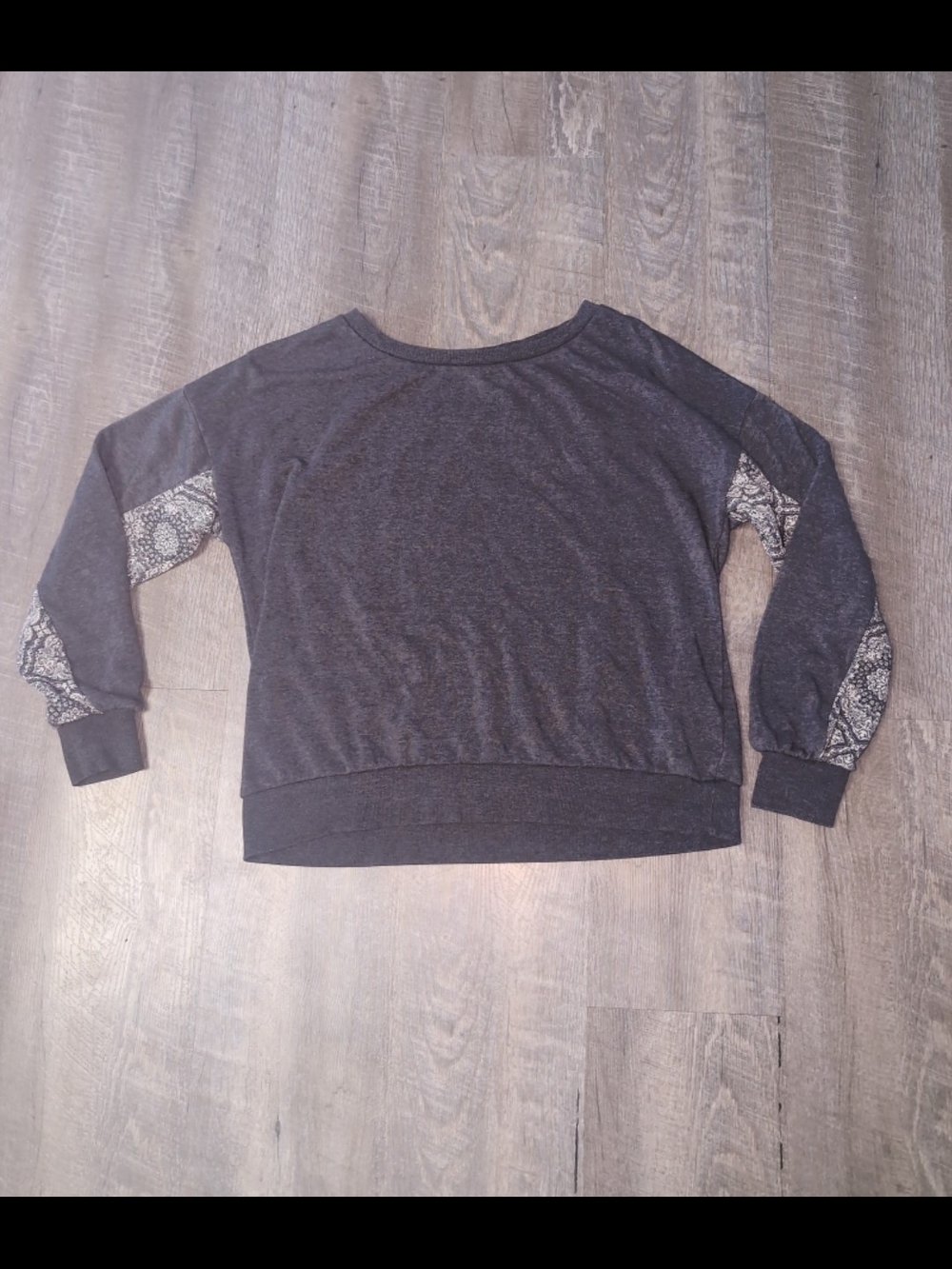 Womens Medium - super cute and comfy sweatshirt- excellent condition